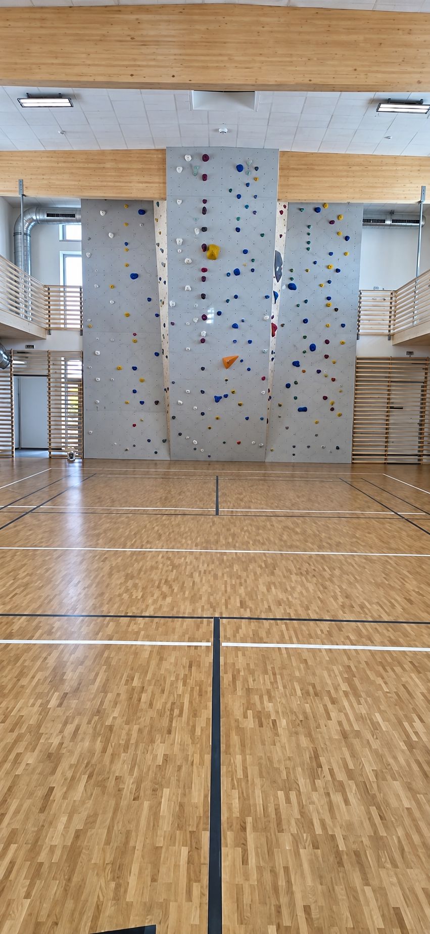 Sportovní podlaha u lezecké stěny